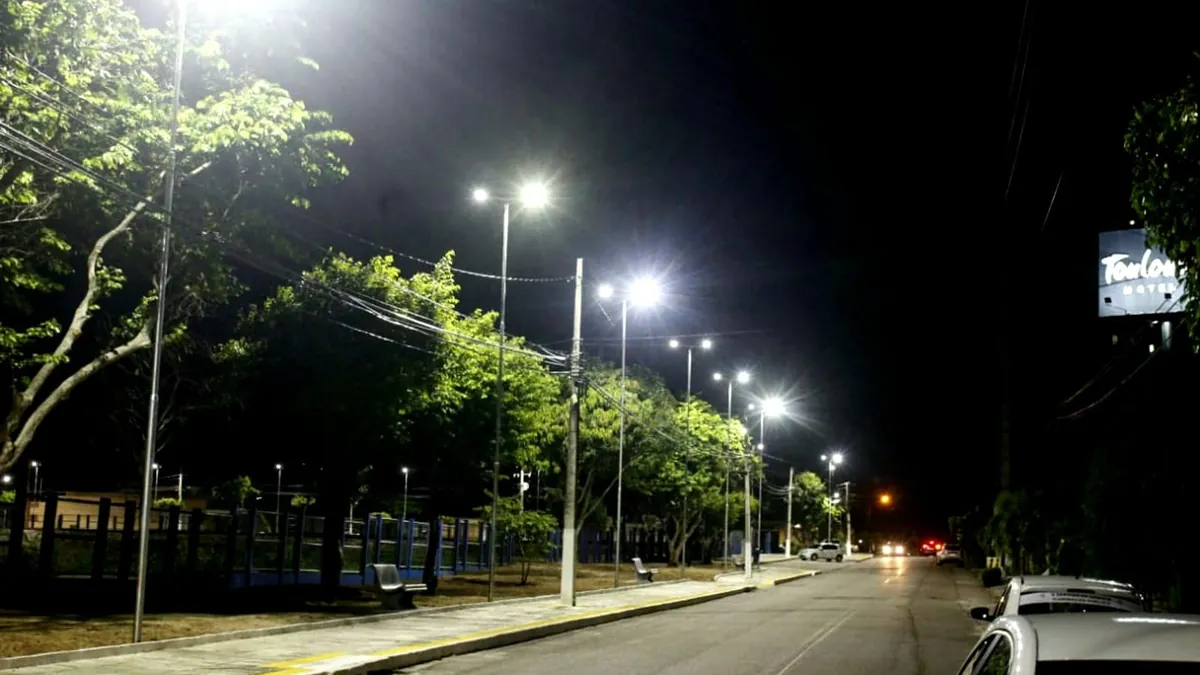 Rua à noite com os postes da nova iluminação pública em LED acesos