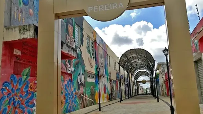 Largo Ruy Pereira revitalizado, com calçadão coberto, iluminação nova e murais coloridos nas fachadas
