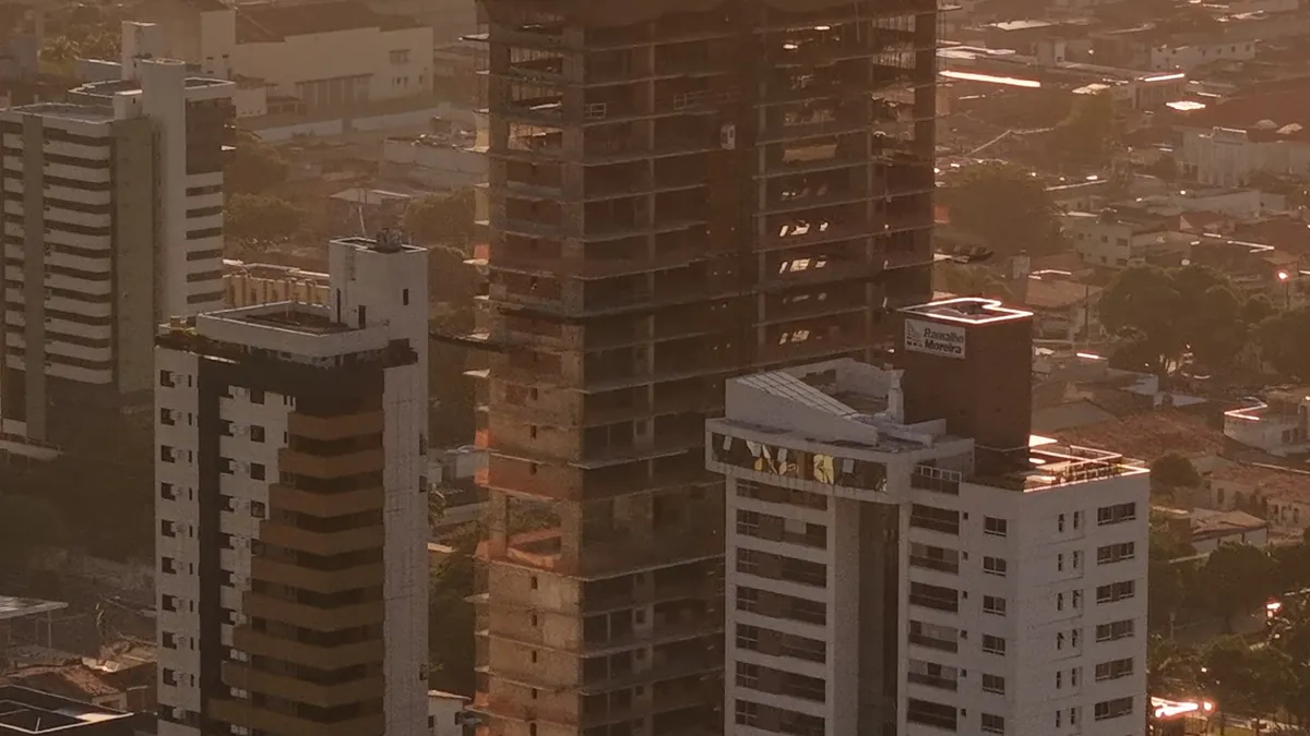 Prédios em construção em Natal, vistos do alto ao fim da tarde