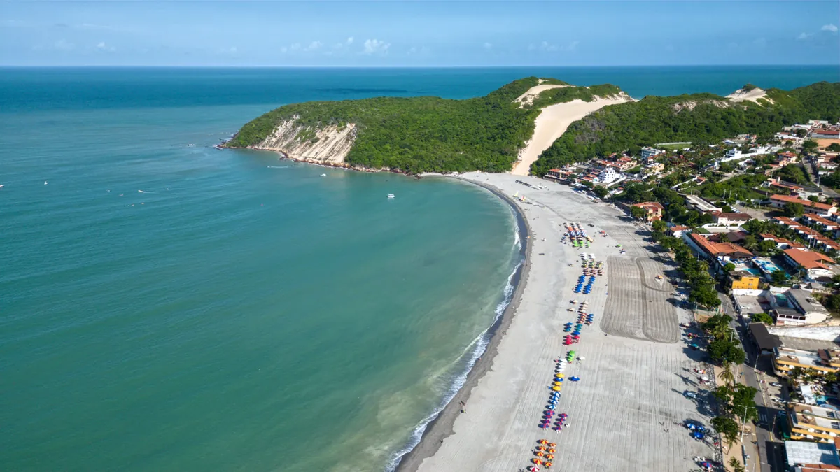 Vista aérea da praia de Ponta Negra com o Morro do Careca e a faixa de areia alargada