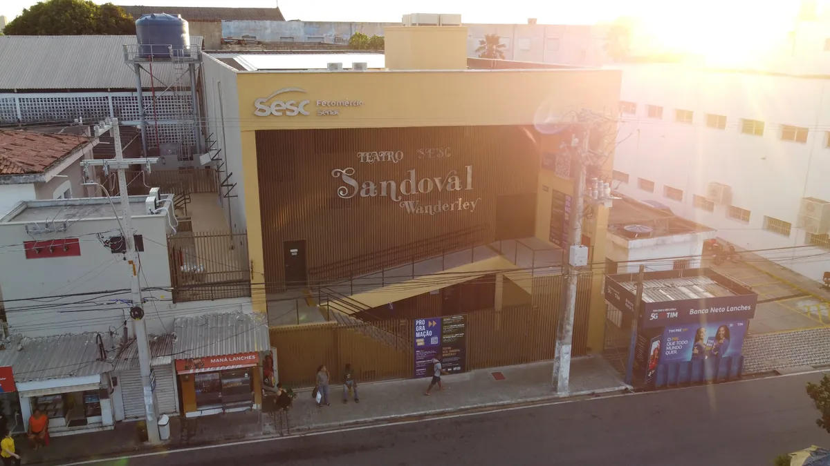 Fachada do Teatro Sesc Sandoval Wanderley reconstruída, no fim da tarde